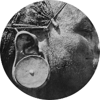Homme portant un disque d'oreille, Agence Rol, 1921
